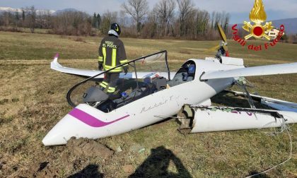 Le foto dell'atterraggio d'emergenza di un aliante a Bardello