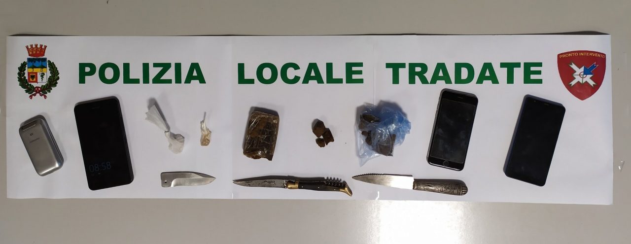 Blitz nei boschi dello spaccio, sequestrati coltelli, cellulari e droga