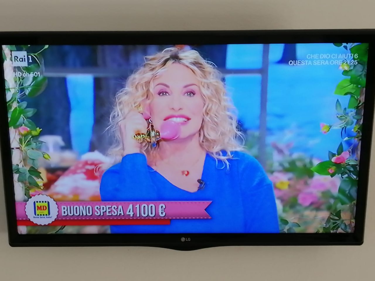 Antonella Clerici saluta Saronno in diretta tv
