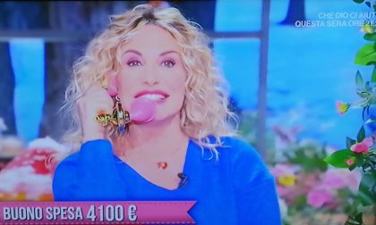 Antonella Clerici saluta Saronno in diretta tv