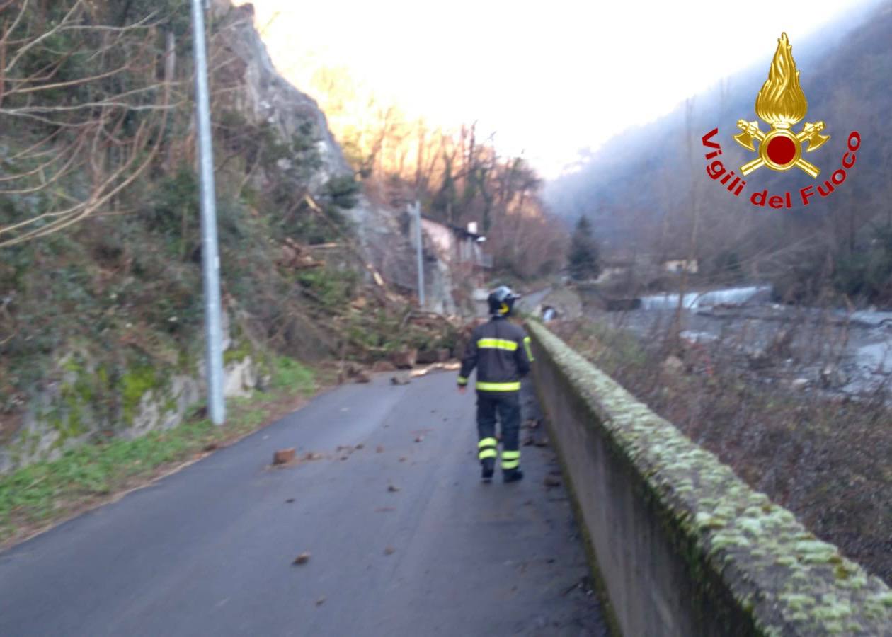 Frana a Maccagno: sono al lavoro i Vigili del fuoco col supporto di squadre speciali