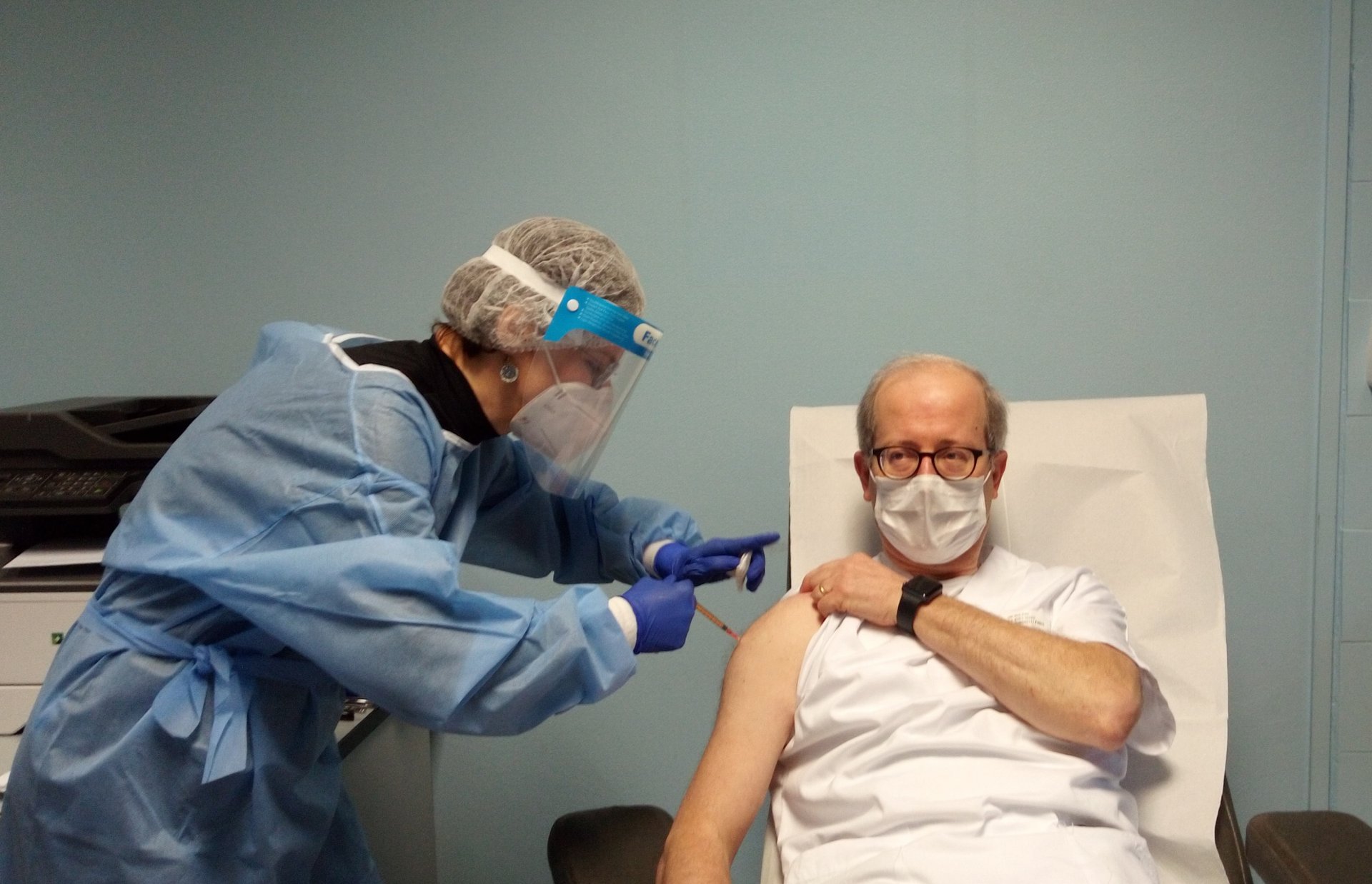 il primo vaccinato a Busto, il dottor Paolo Ghiringhelli