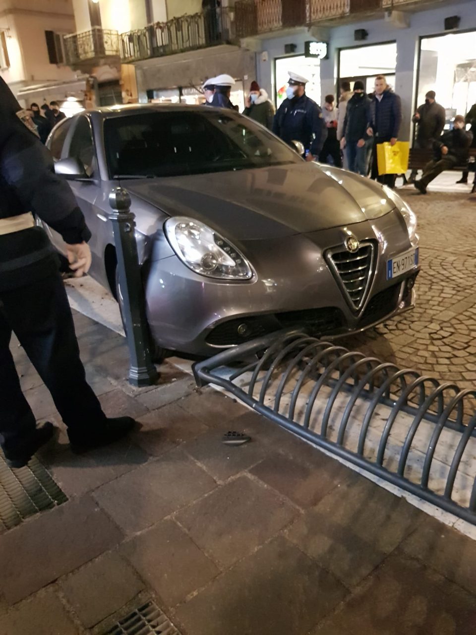 Auto in fuga si schianta nell’affollato corso Italia, due fermati