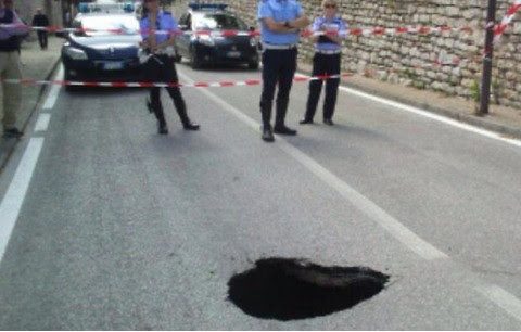 Voragine sulla Saronnese ad Uboldo, nuovo esposto Codacons