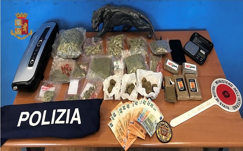 Intervenuti per un’aggressione, “trovano” uno spacciatore: in camera oltre un chilo di droga