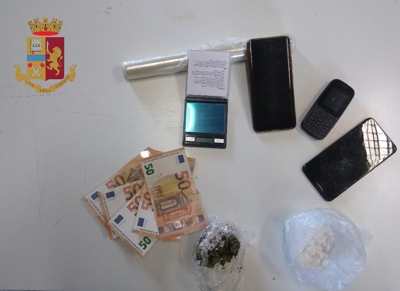Un etto di cocaina e 10 grammi di marijuana pronti al “trasloco” approfittando della zona gialla