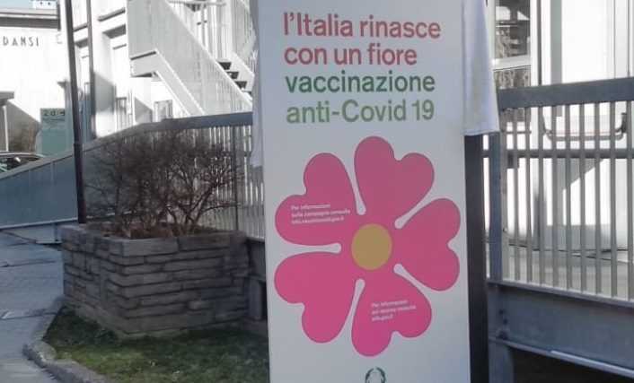 Anziani assembrati per il vaccino a Varese: “Serve una migliore organizzazione”