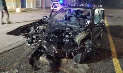 Schianto tremendo contro un muro a Solbiate: auto demolita, tre giovani feriti