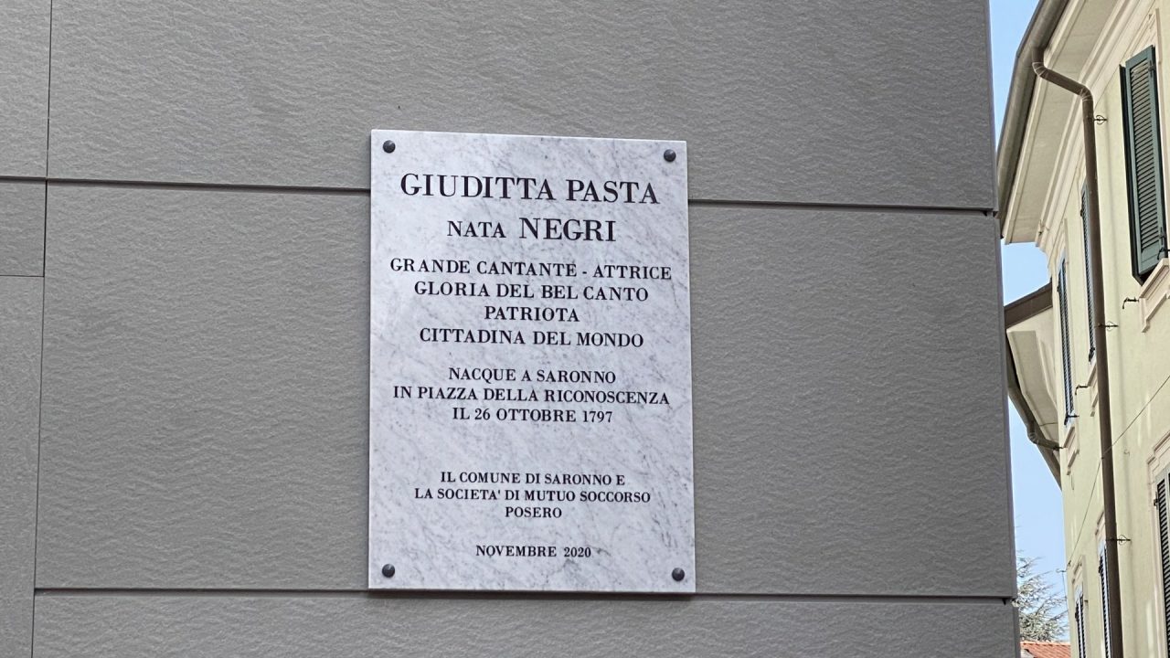 Riposizionata la lapide (nuova) dedicata a Giuditta Pasta