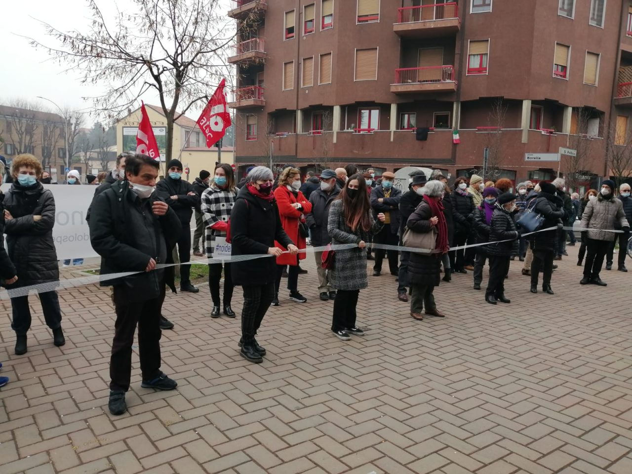 Ospedale, in corso il presidio: “Catena umana contro lo smantellamento”