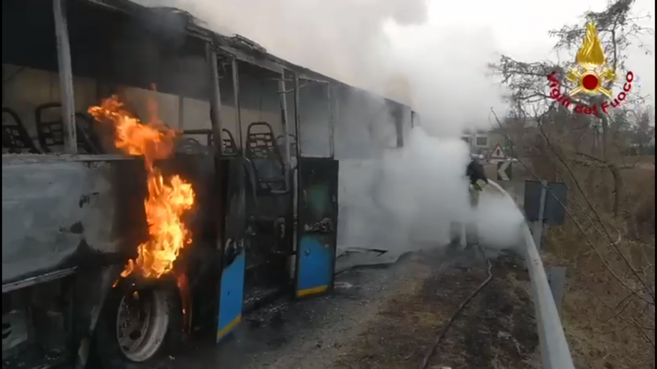 Autobus di linea divorato dalle fiamme, passeggeri e autista salvi: il video del rogo