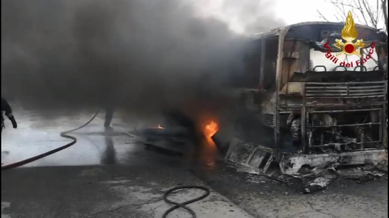 autobus in fiamme