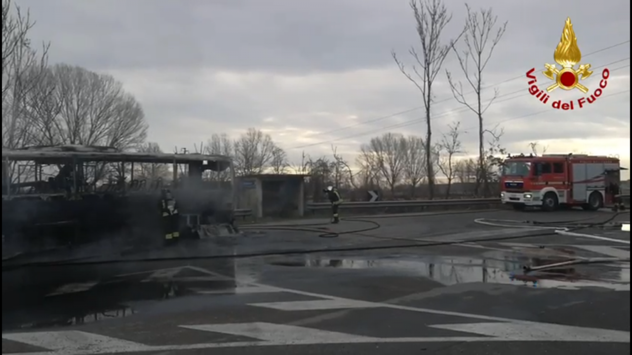 autobus in fiamme