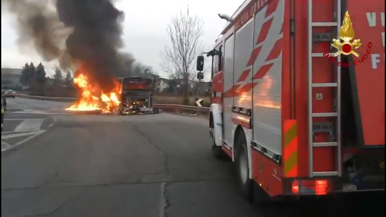 autobus in fiamme
