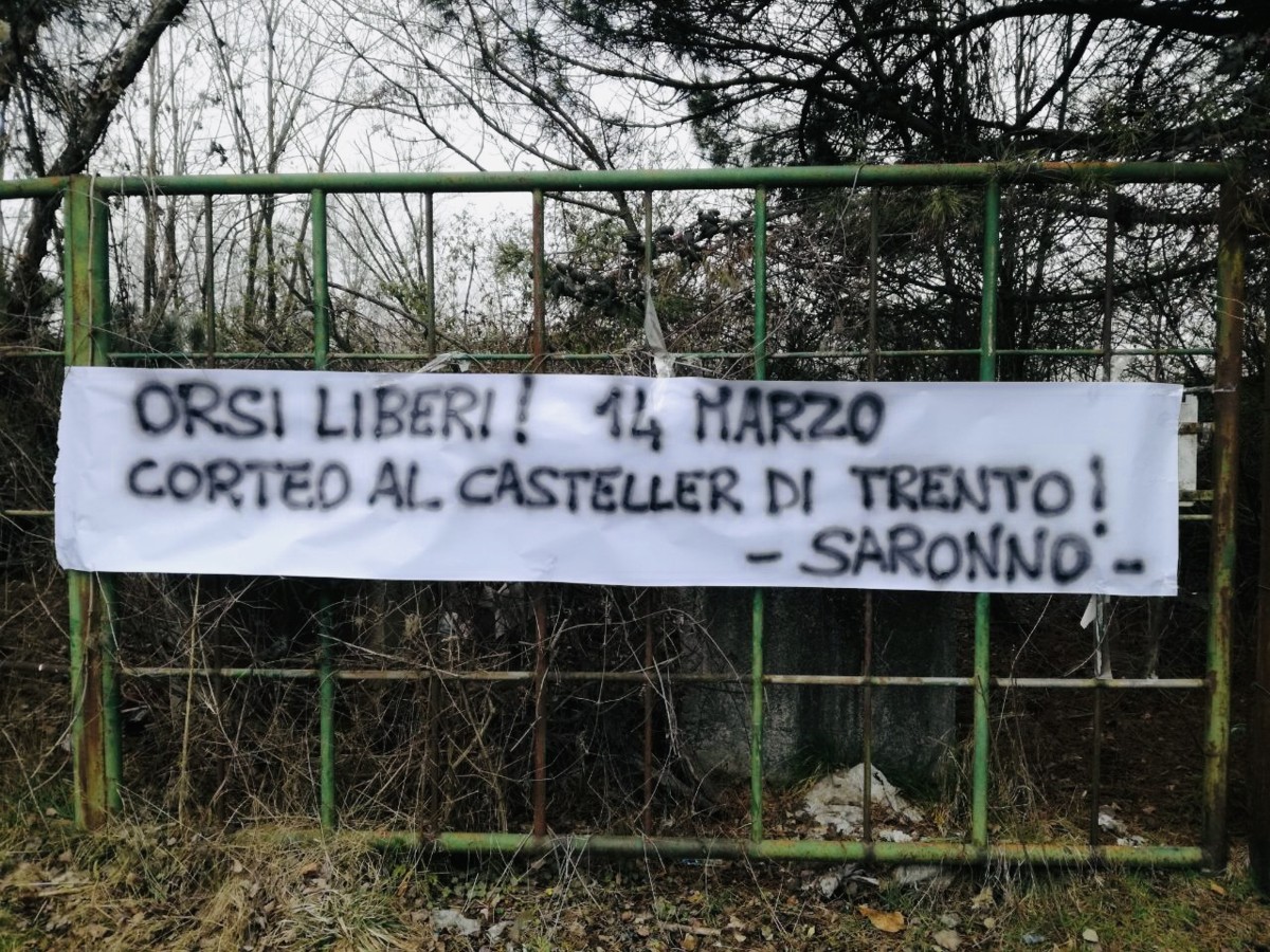 Centopercentoanimalisti in difesa degli orsi striscione a Saronno