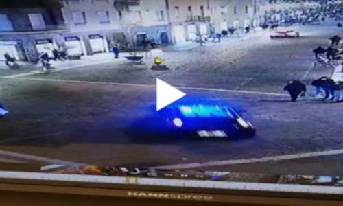 Dalla paura agli applausi dopo l’arresto: i video dell’auto che sabato ha invaso Corso Italia