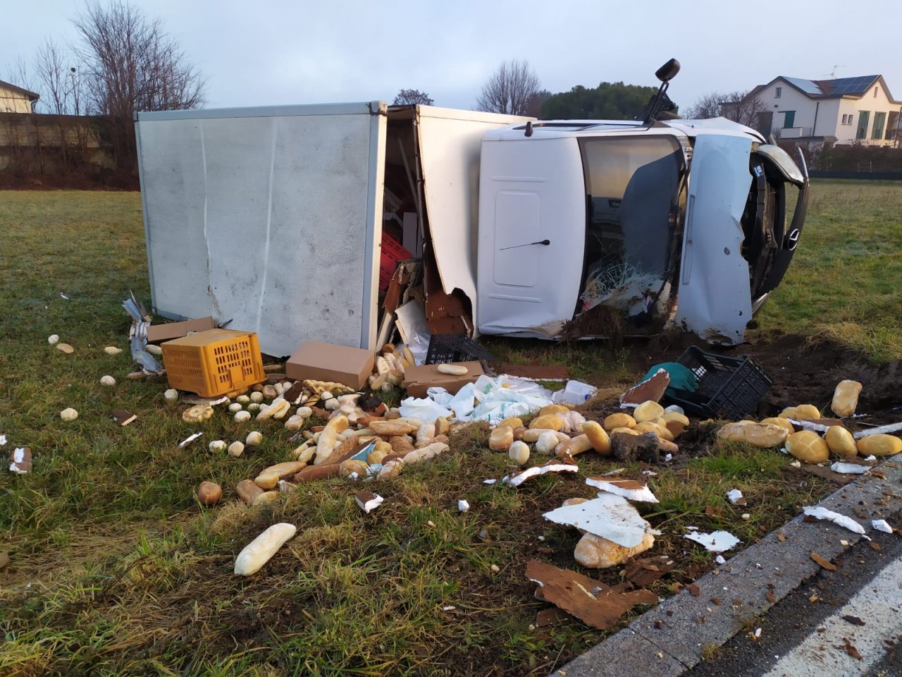 Furgone contro suv, abbatte un palo e si ribalta: ad avere la peggio, i panini del carico