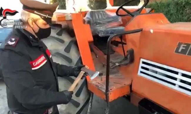 In sella al trattore armato di accetta per 80km: voleva andare a uccidere l’ex moglie VIDEO