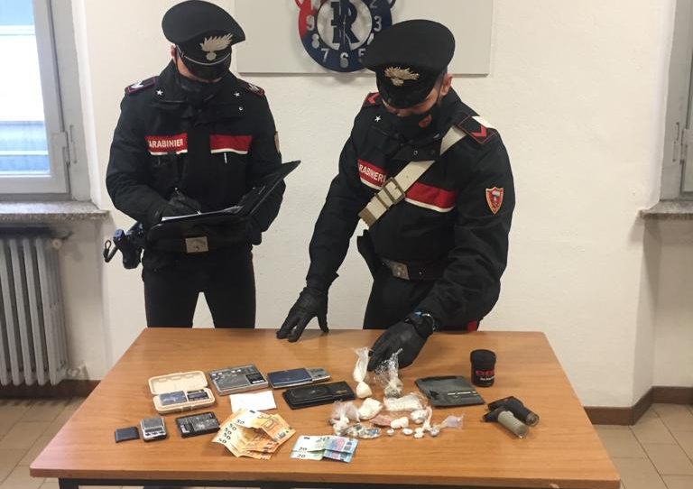 Fermato in centro a Saronno, scatta la perquisizione a casa: trovata cocaina e MDMA