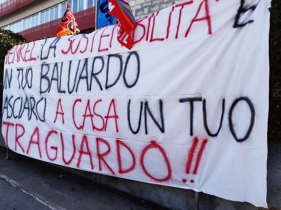 Manifestazione fuori dalla Henkel di Lomazzo: “Chiusura è solo una scelta politica”