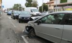 Finisce contro un'auto parcheggiata: incidente in Varesina a Cislago