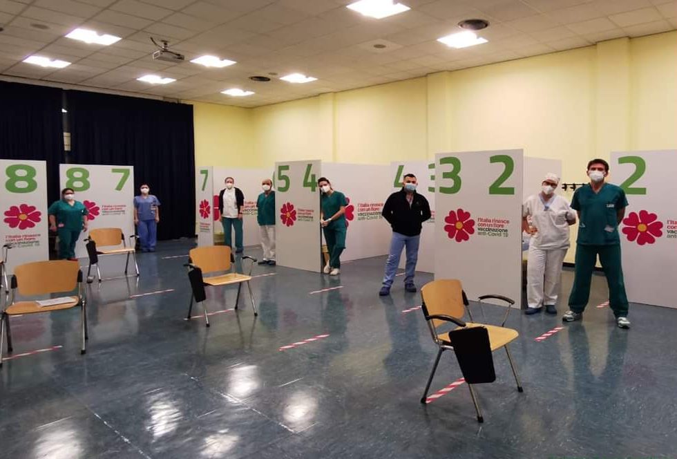 Somministrazioni partite alla Sette Laghi: qualche disagio, 150 vaccinati in due ore