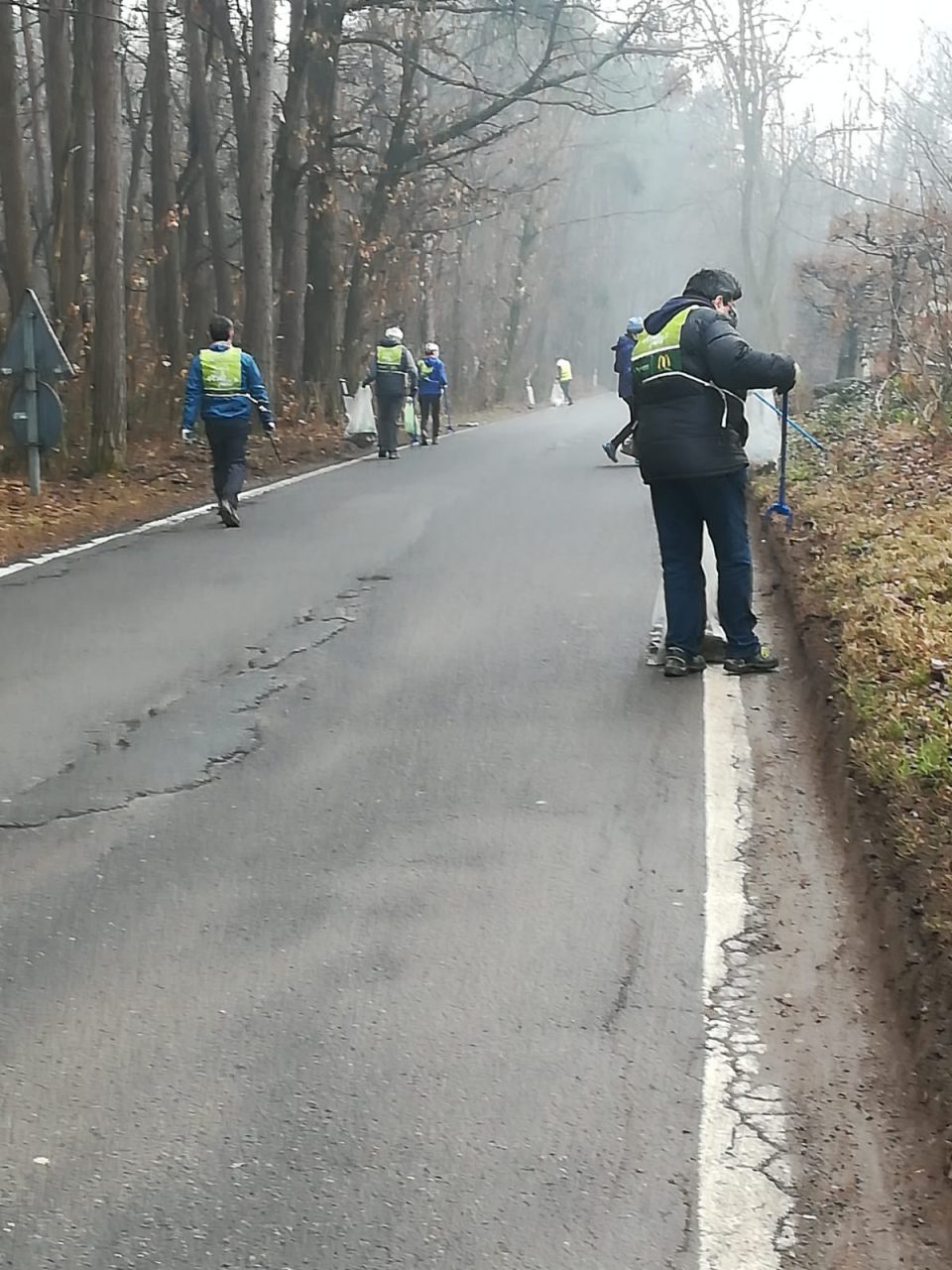 Passeggiata di pulizie col Gruppo Cammino, fermati dai pusher