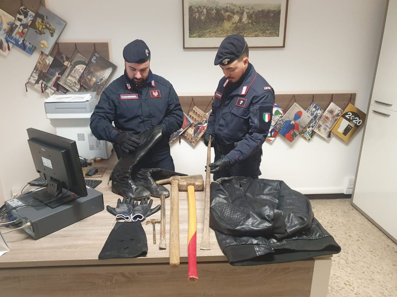 In auto (rubata) col passamontagna, scatta l’inseguimento: trovati anche arnesi da scasso