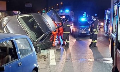 Auto rimane in bilico sul guardrail: arrivano ambulanza, Polizia e Vigili del fuoco