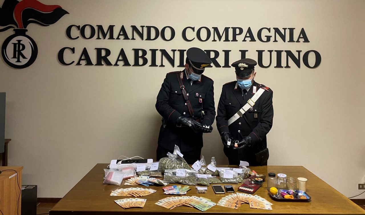 Spaccio nel cortile di casa, arrestato un 31enne di Maccagno