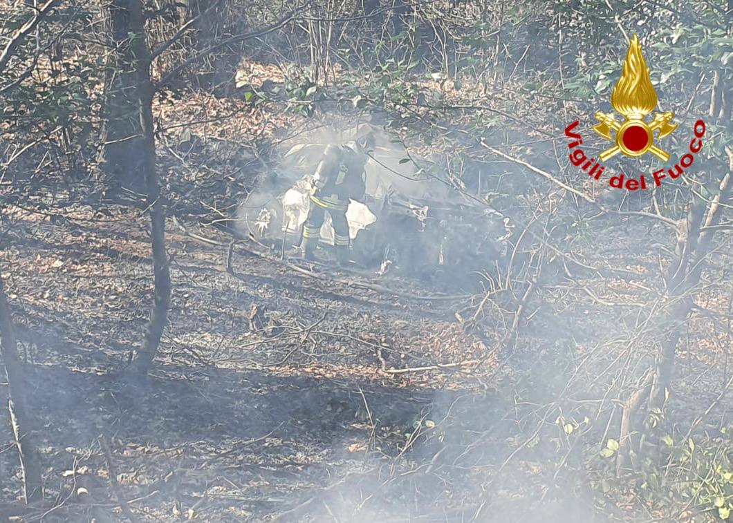 Auto da rally finisce nel bosco, equipaggio illeso