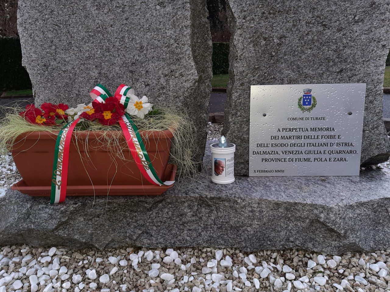 Turate, dopo i vandalismi ritorna la targa in ricordo delle Foibe