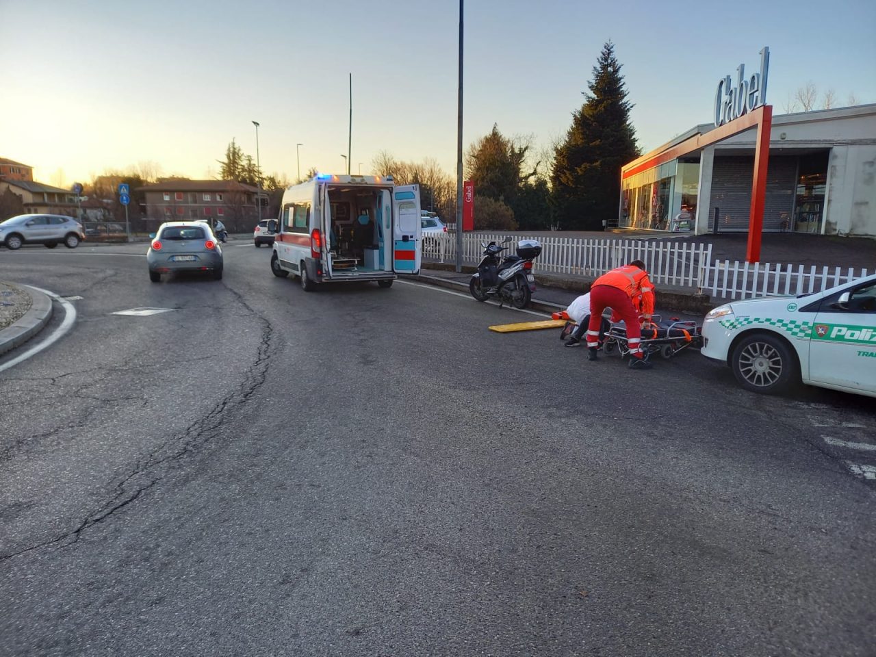Scivola e cade dal motorino, tradatese in ospedale