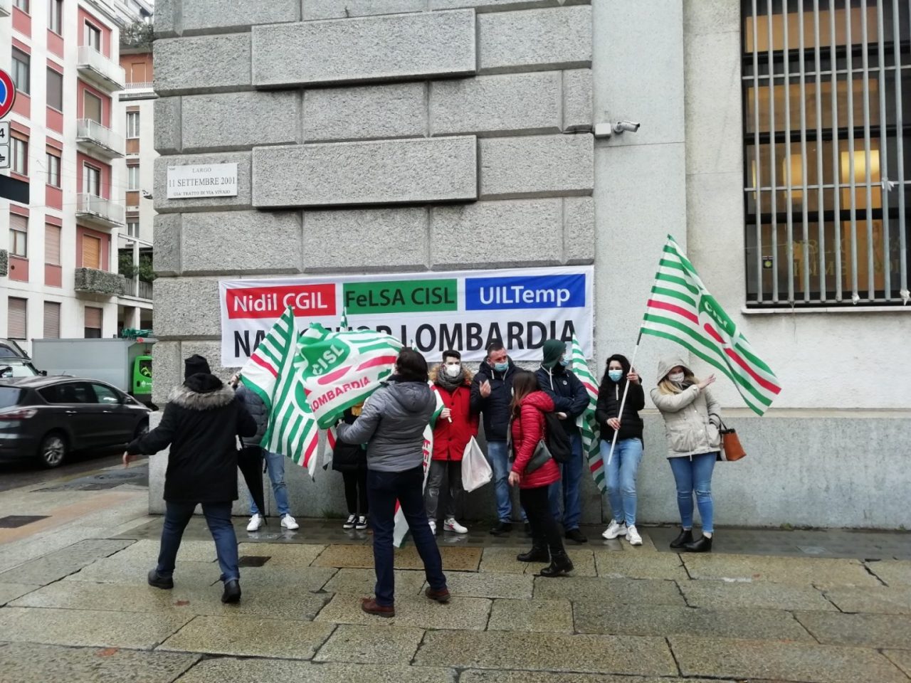 Protesta navigator alla Prefettura di Milano: “Cerchiamo lavoro agli altri e siamo abbandonati”