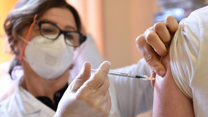 Dilaga l’influenza e ora preoccupa più del Covid: Bertolaso rafforza i pronto soccorso