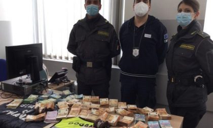 Como, alla dogana dice di avere solo 300 euro con sé: nel bagagliaio ce n’erano 215mila