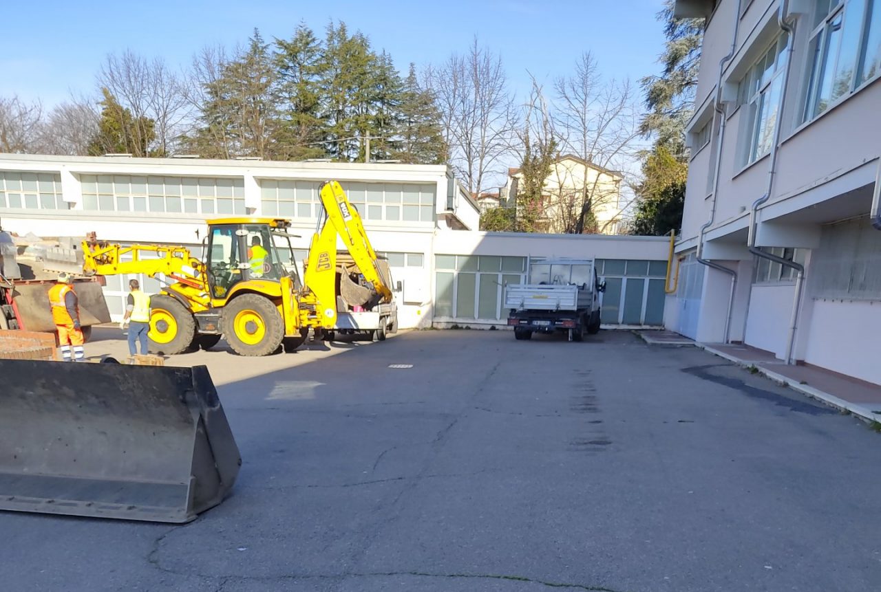 Alunni a casa in dad, alla media si lavora per far più bella e sicura la scuola