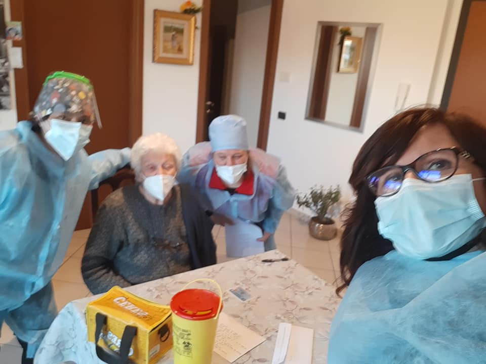 Vaccini a domicilio, Malnate ce la fa anche grazie al sindaco-infermiera
