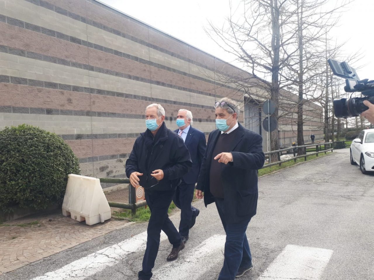 Bertolaso visita gli hub vaccinali a Lariofiere e Como