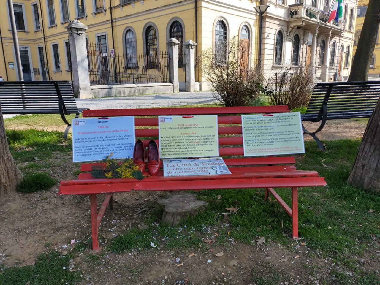 Una panchina rossa fuori dal municipio  per la giornata internazionale dell’8 marzo