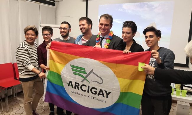 Inverigo, in 15 lo aggrediscono per i suoi capelli rosa. Arcigay: “Inaccettabile”