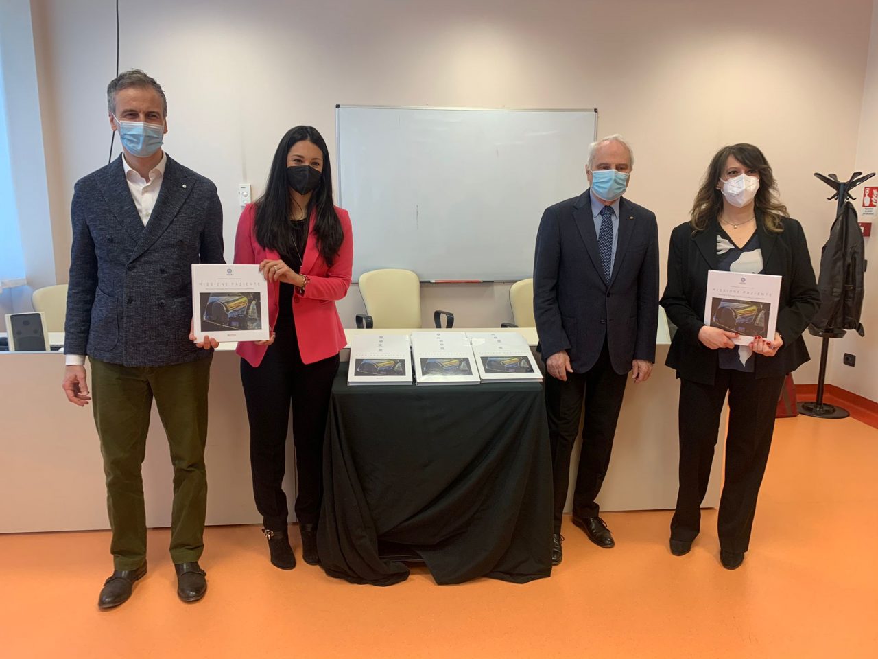 “Missione paziente, nascita e sviluppo dell’elisoccorso in Lombardia”, libro consegnano al presidente Fermi