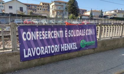 Chiusura Henkel, con uno striscione arriva la solidarietà di Confesercenti ai lavoratori