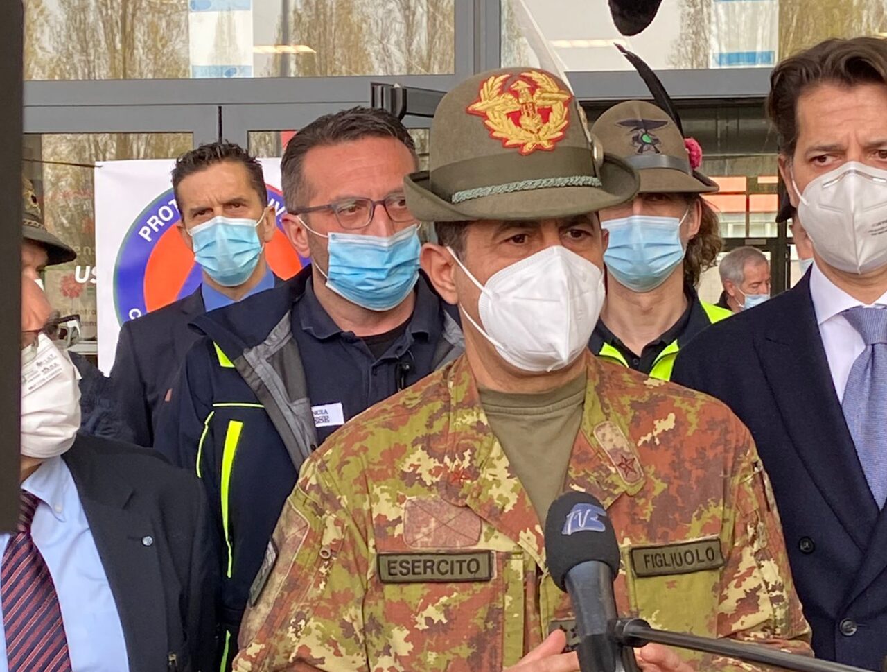 Il generale Figliuolo a MalpensaFiere: “Esempio di buona pratica. Da domani arriva il sistema di Poste”