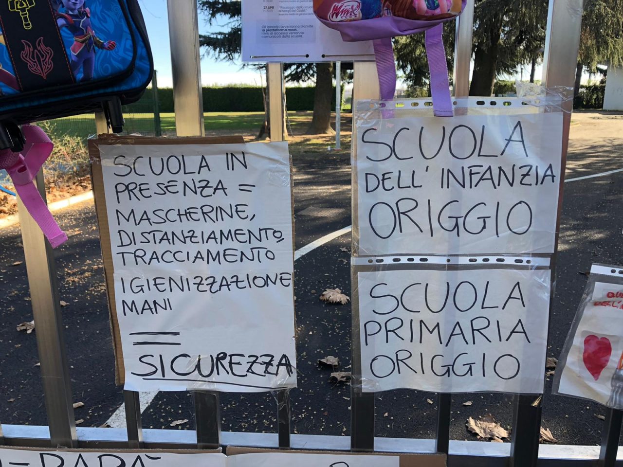 Genitori in protesta contro la chiusura delle scuole