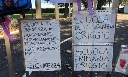 Genitori in protesta contro la chiusura delle scuole