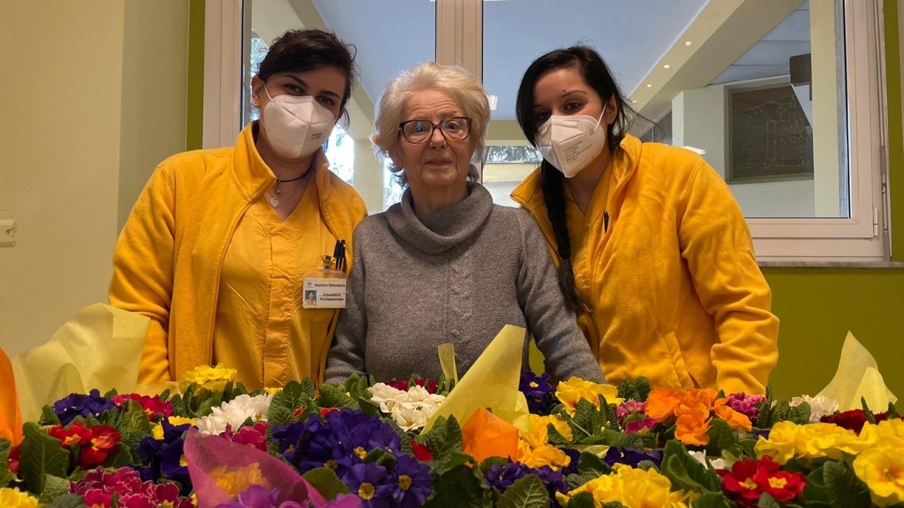 Nuova primavera alla RSA La Provvidenza di Busto con 400 primule donate agli ospiti