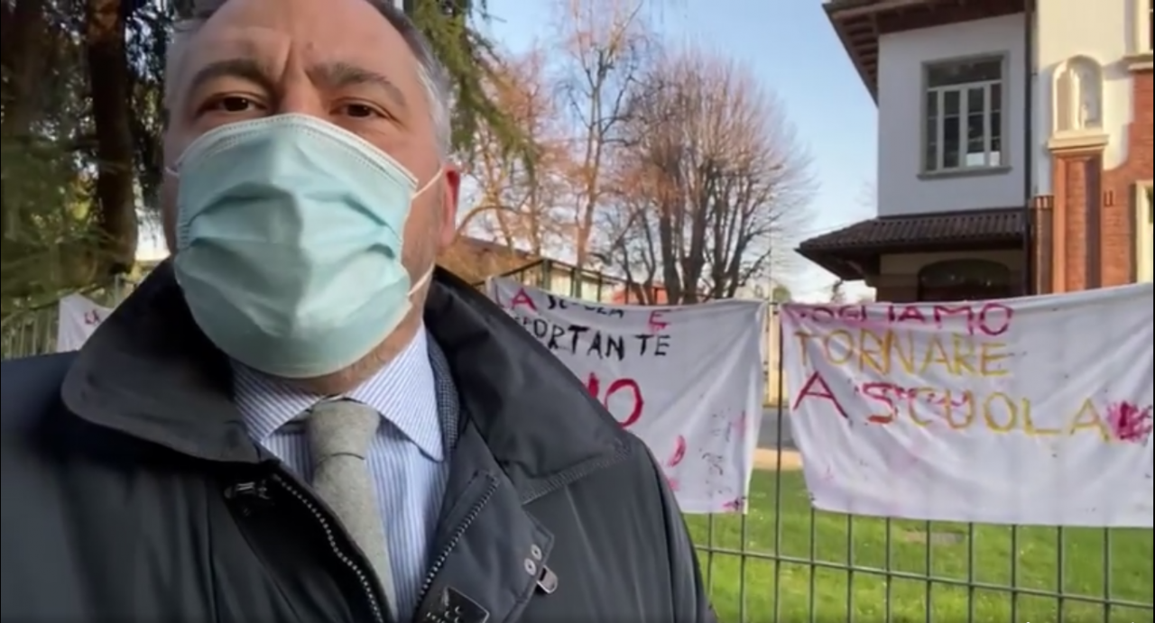 Rovellasca, gli studenti vogliono tornare a scuola. Il sindaco: “Si deve vaccinare, ex Milite Ignoto a disposizione”