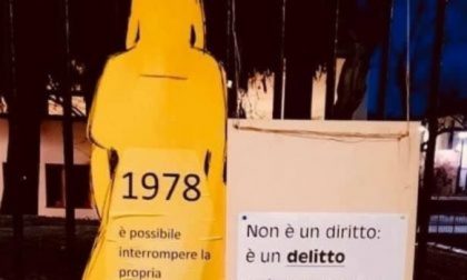 Il cartello del don per l’8 Marzo: “L’aborto non è un diritto, è un delitto”