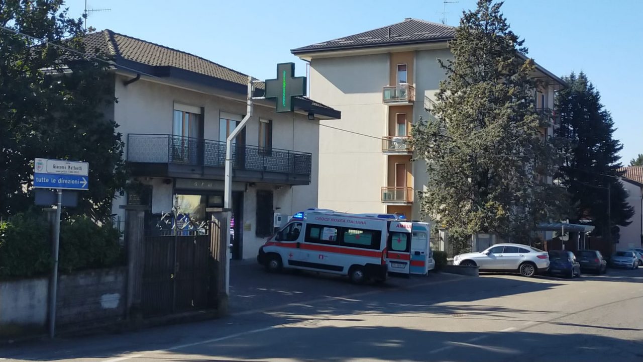 Malore in farmacia a Tradate, soccorsi al lavoro
